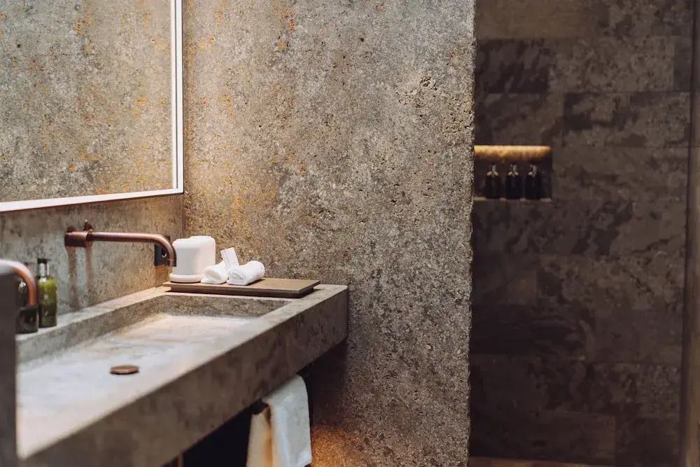 Modernes Badezimmer mit stilvollem Waschbecken und gepflegten Details