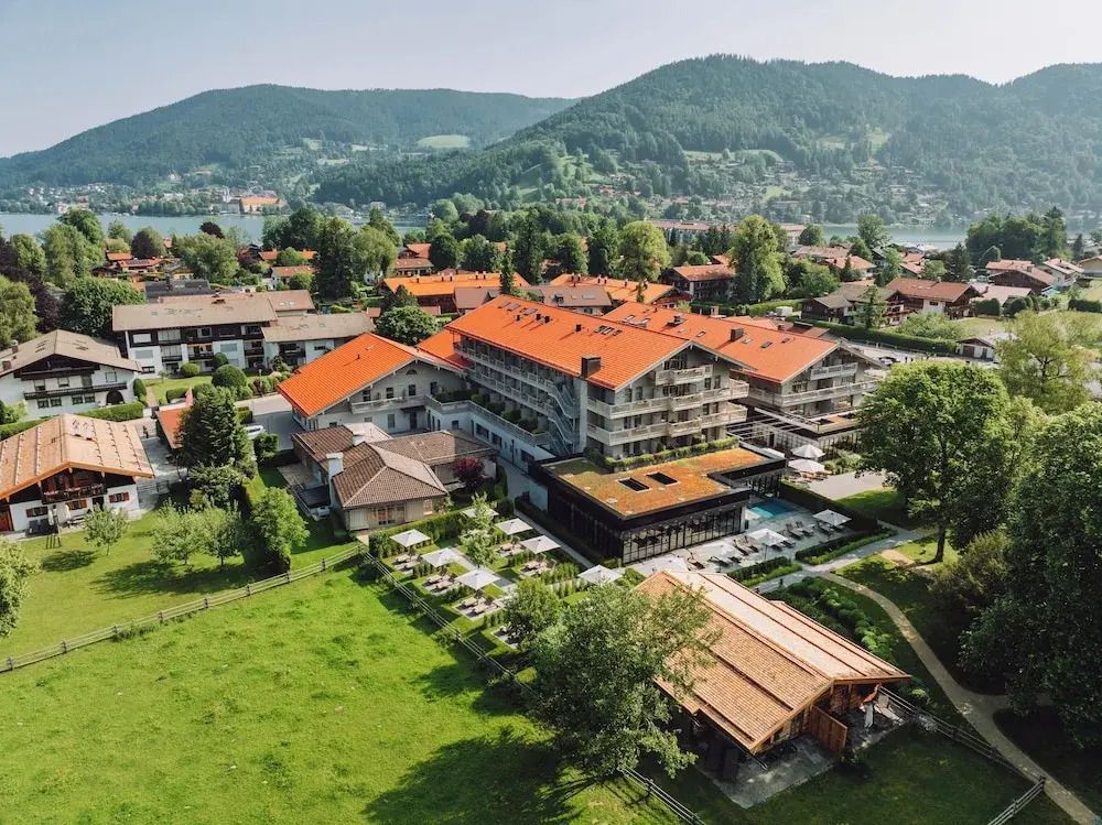 Luftaufnahme des Parkhotel Egerner Höfe in malerischer grüner Umgebung mit Bergen