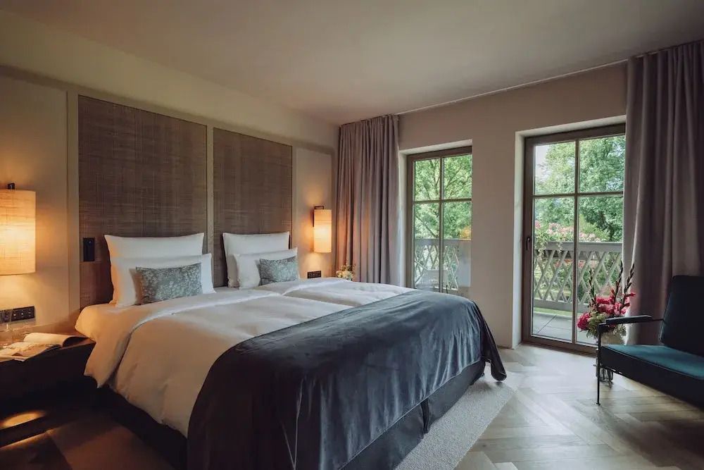 Komfort Doppelzimmer mit Doppelbett und Balkon im Parkhotel Egerner Höfe.