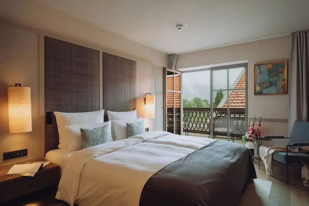 Geräumiges Doppelzimmer mit offenem Balkon im Parkhotel Egerner Höfe.