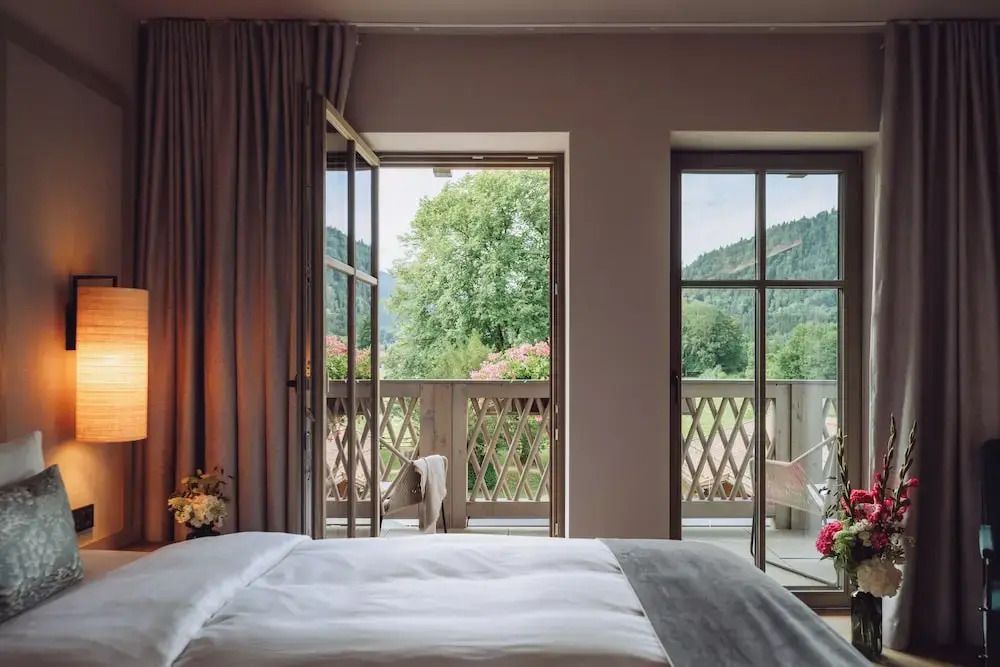 Standard Doppelzimmer mit Balkon und Ausblick auf grüne Landschaft.
