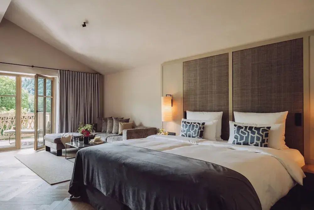 Geräumige Suite mit elegantem Doppelbett und stilvoller Sitzecke