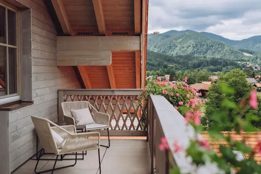 Balkon mit Blick auf die Berge und gemütlichen Sitzgelegenheiten