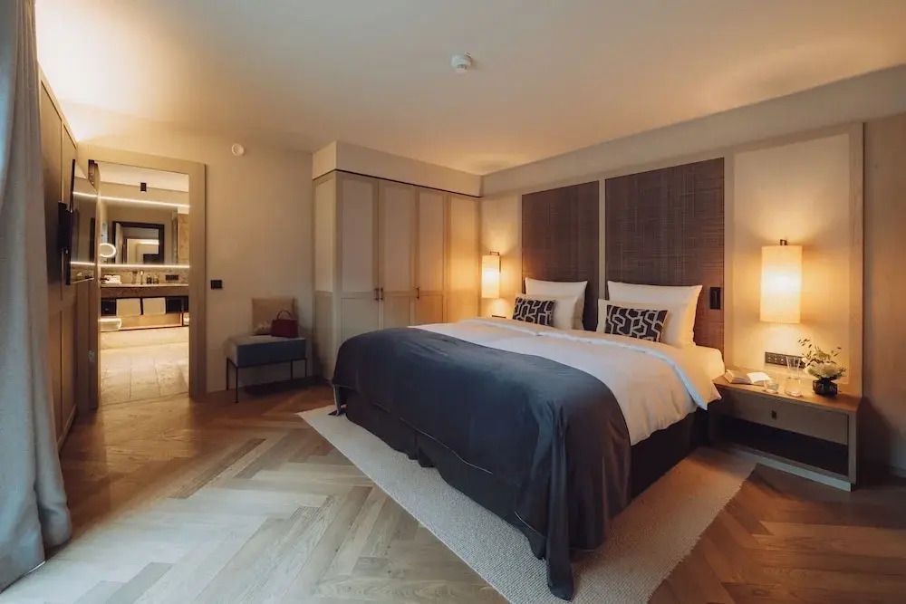 Superior Suite mit einem großen Bett und eleganter Einrichtung