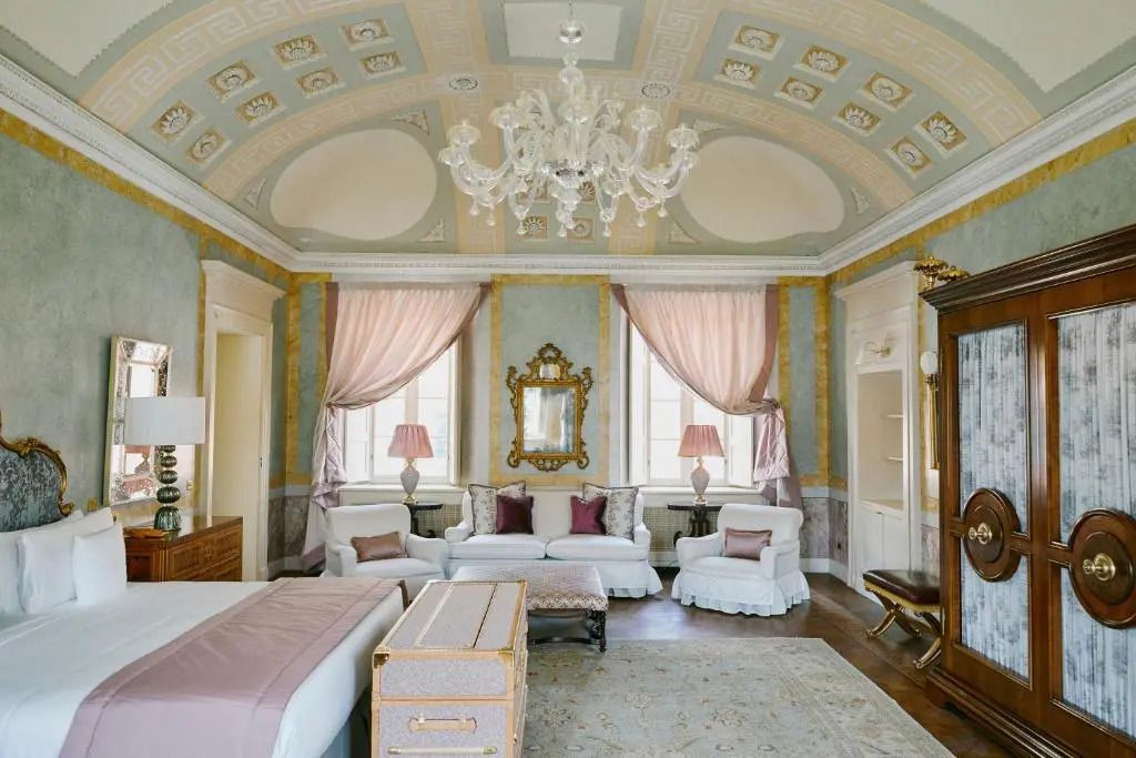 Junior-Suite mit hohen Decken und stilvollen Möbeln