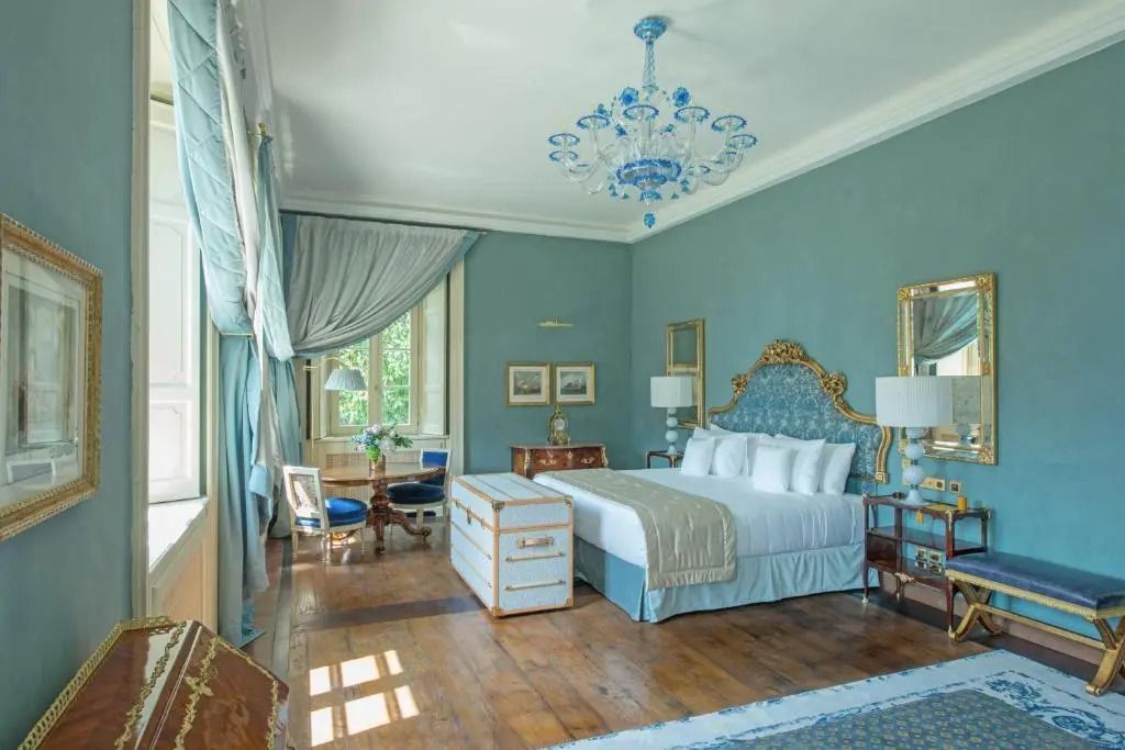 Junior-Suite mit blauem Farbkonzept und luxuriösem Bett