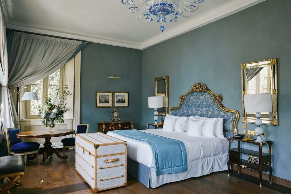 Geräumiges Schlafzimmer mit stilvollem Bett und luxuriösem Dekor
