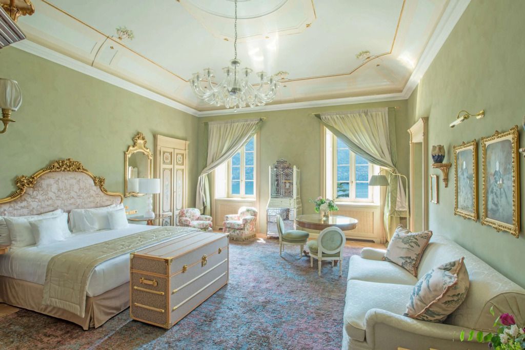 Geräumige Junior-Suite mit königlichem Bett, Möbeln und Deckenleuchter