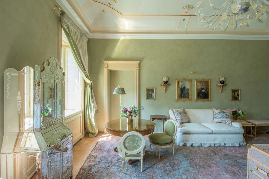 Stilvoll eingerichtetes Wohnzimmer mit eleganten Sitzmöbeln und Dekoration