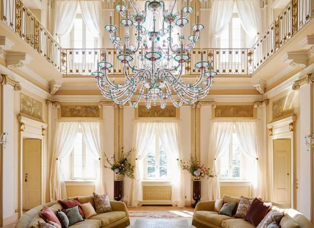 Großzügiger Wohnbereich der Präsidenten Suite mit prächtigem Kronleuchter und eleganten Sofas