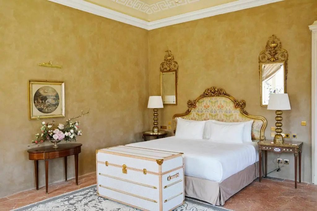 Luxuriöses Schlafzimmer mit nobler Einrichtung und kunstvollen Spiegeln