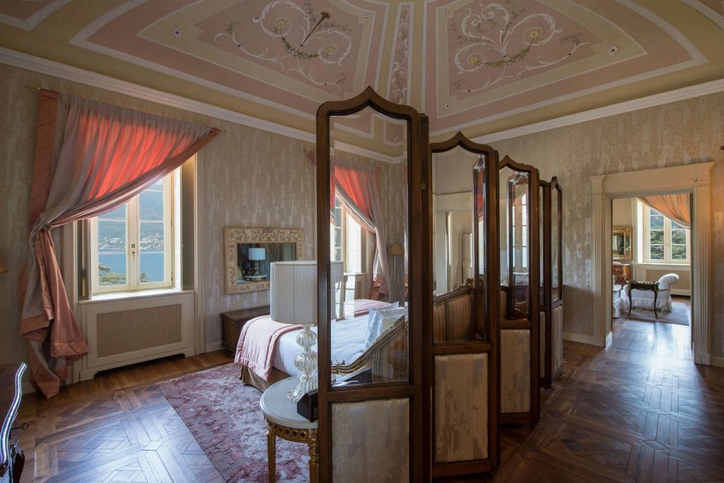 Opulentes Zimmer mit Paravent und Stuckdecke in zarten Pastelltönen im Hotel Passalacqua.