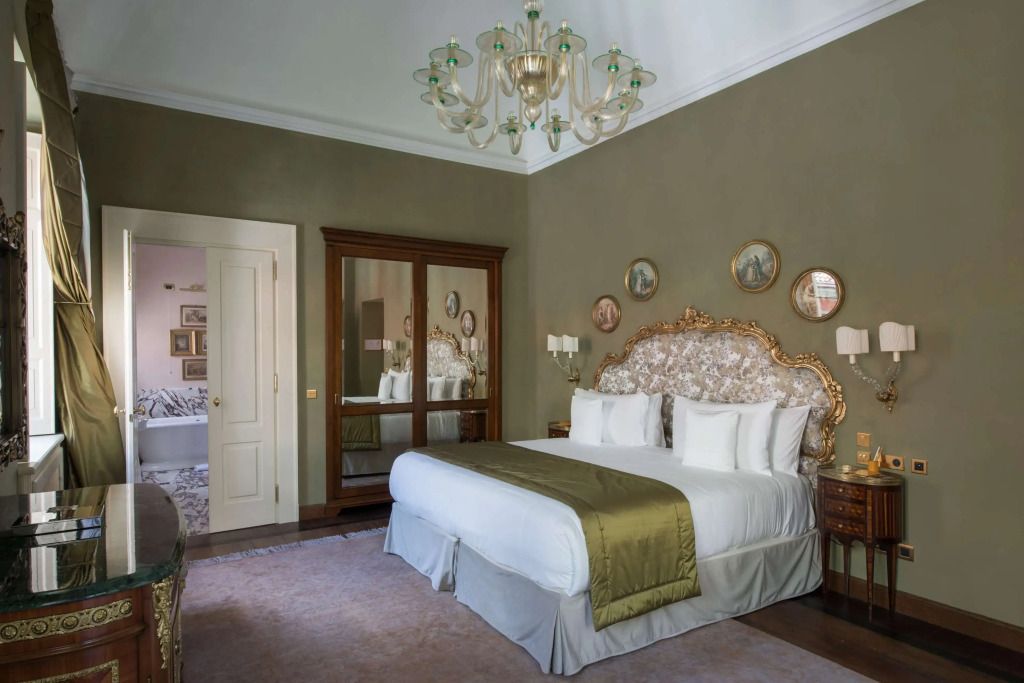 Komfortables Gästezimmer mit edlem Interieur und kunstvollen Wanddekorationen.