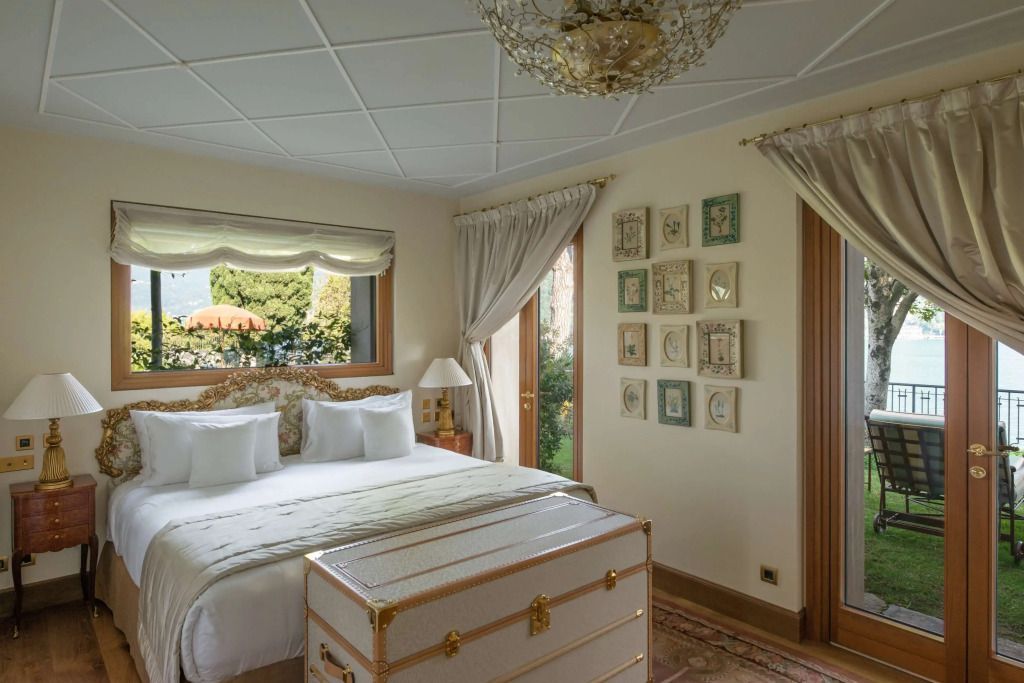 Einladendes Zimmer mit Blick auf Garten und stilvoller Einrichtung im Hotel Passalacqua.
