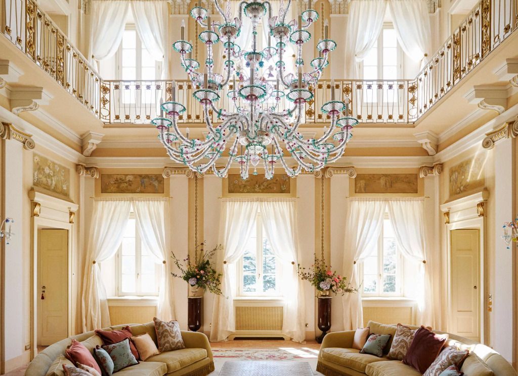 Großer, prächtiger Kronleuchter in elegantem, lichtdurchflutetem Raum der Suite