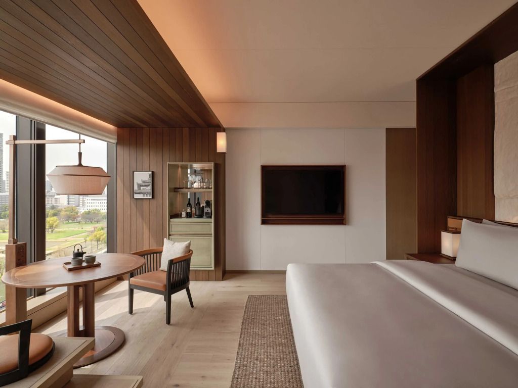 Luxuriöses Doppelbett mit minimalistischen Holzelementen