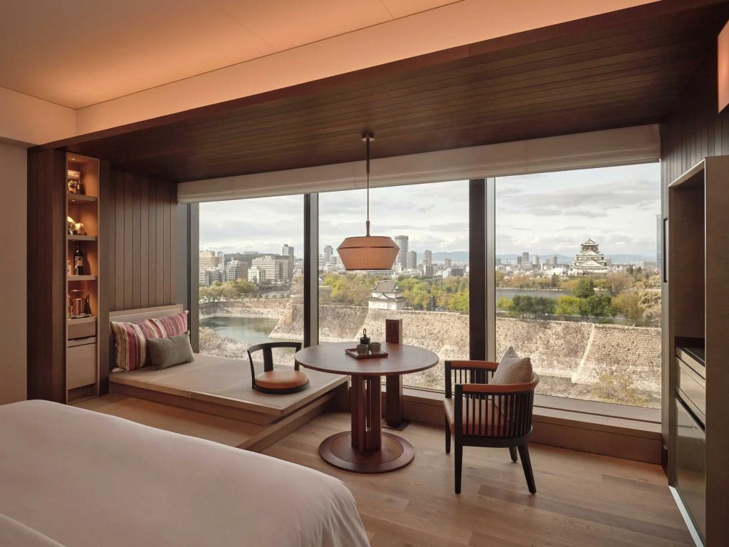 Panoramablick auf Osaka Schloss aus dem Zimmerfenster