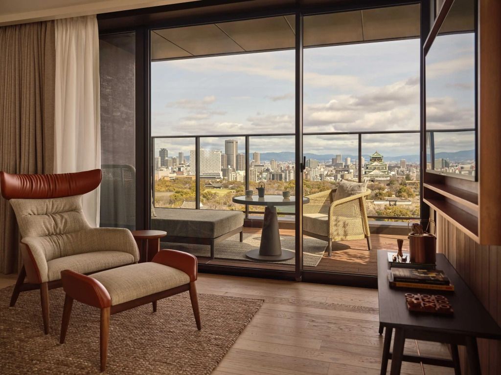 Balkon mit Sitzbereich und Blick auf Osaka Castle und die Stadt