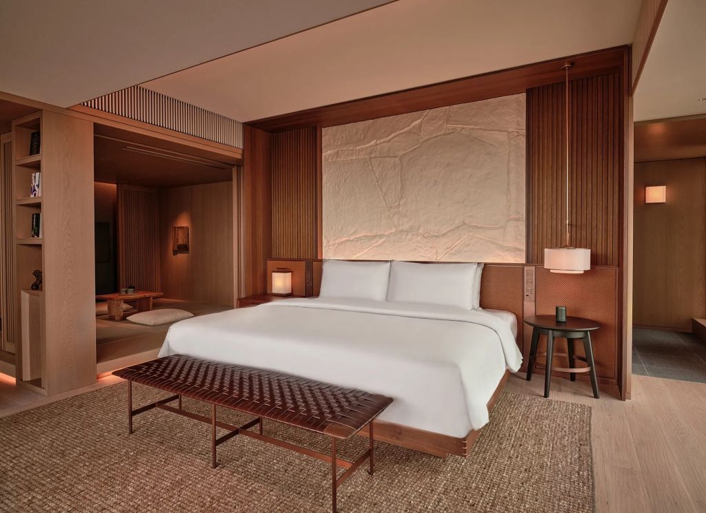 Elegante Suite mit großem Bett und moderner Holzeinrichtung