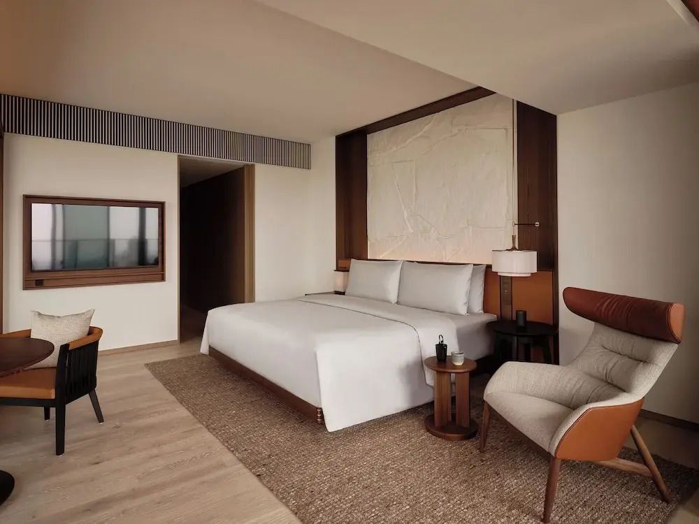 Gemütliches Hotelzimmer mit Doppelbett und stilvoller Einrichtung in Osaka.