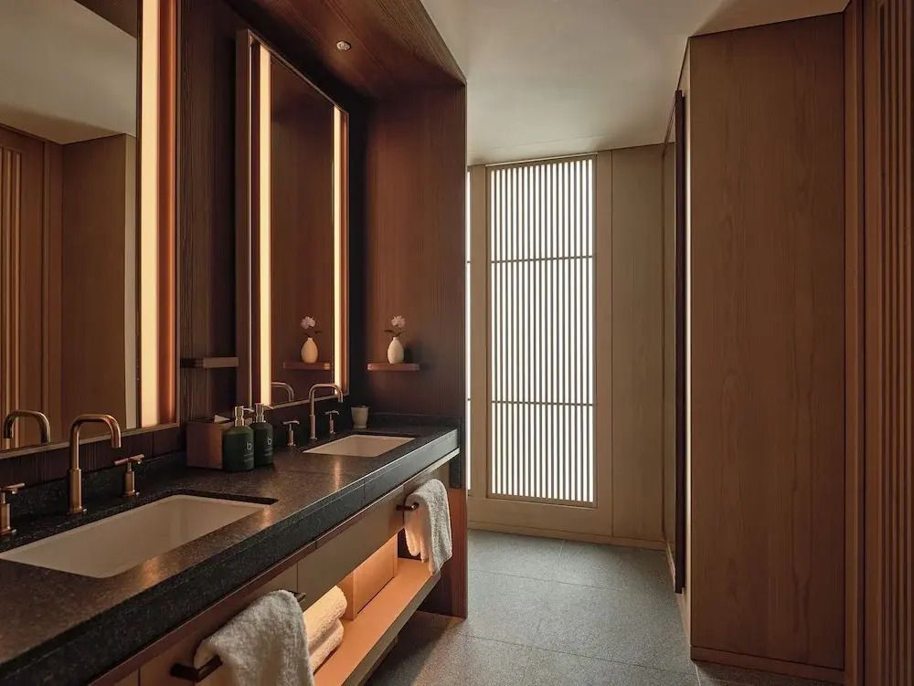 Luxuriöses Badezimmer mit Doppelwaschbecken und modernem Design in einem Hotel in Osaka.