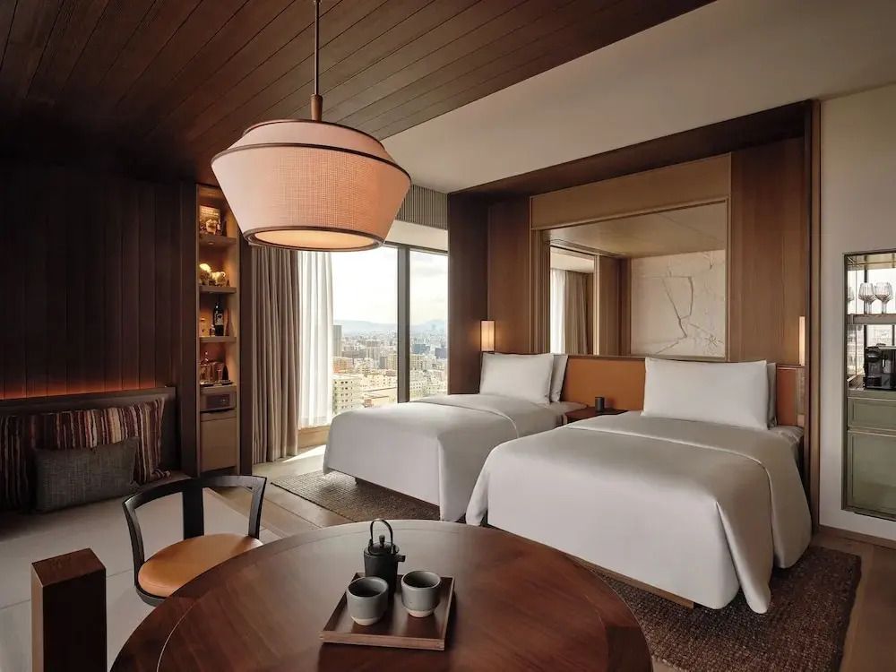 Elegantes Zimmer mit zwei Einzelbetten und Stadtblick in der Urban Doppel Suite.