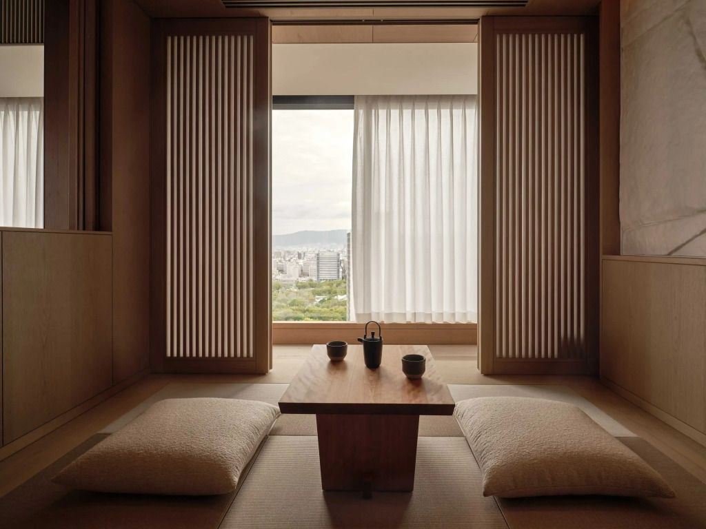 Traditionell japanischer Sitzbereich mit Stadtblick durch große Fenster.