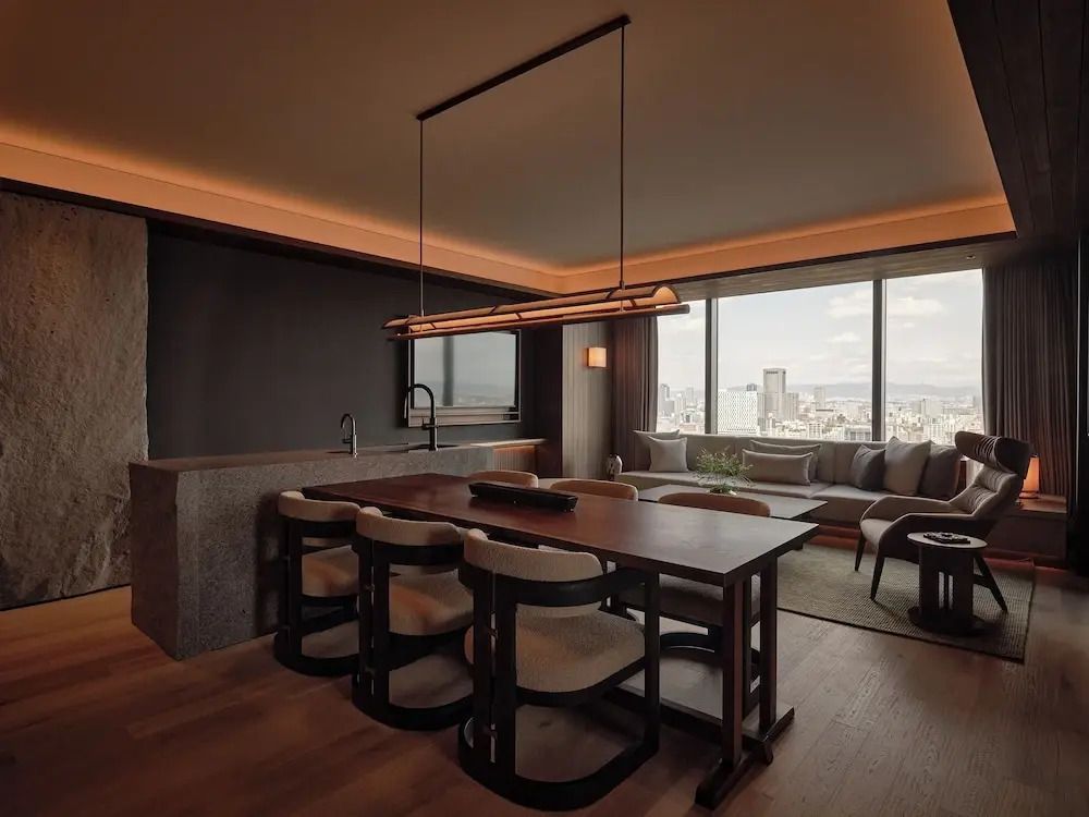 Modernes Esszimmer mit hohen Fenstern und Blick auf die Stadt Osaka.