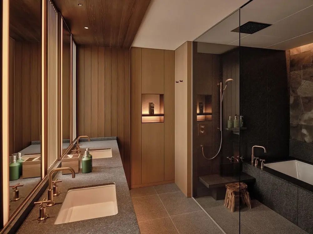 Luxuriöses Badezimmer mit Doppelwaschbecken und Regendusche in Holzakzenten.