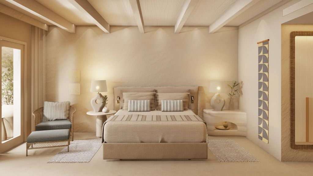 Elegantes Schlafzimmer im Patmos Aktis Resort mit Doppelbett in beigen Naturtönen und Holzgebälk.