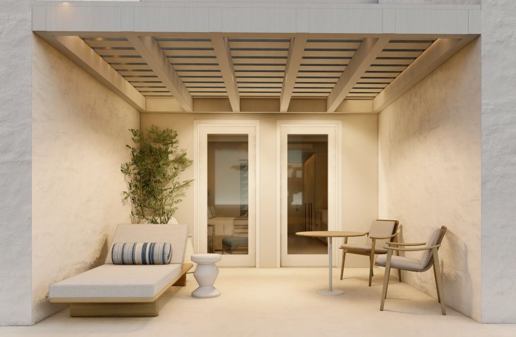 Private Terrasse im Patmos Aktis Resort mit Sonnenliege, Pergola und Sitzgelegenheit.