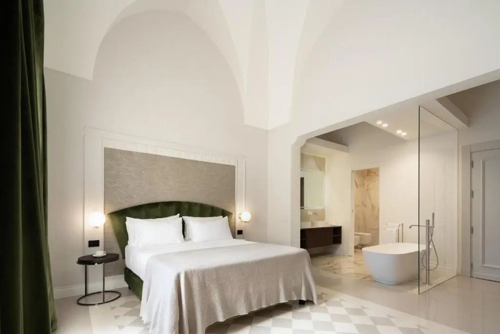 Geräumiges Deluxe Doppelzimmer mit elegantem Doppelbett und sanfter Beleuchtung.