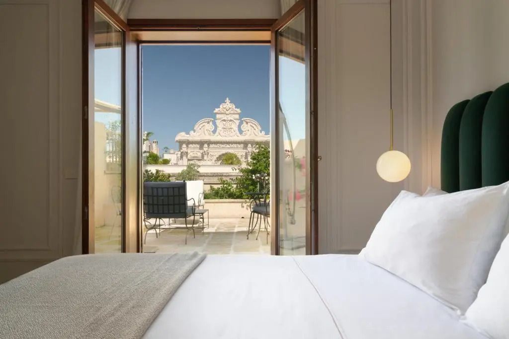 Atemberaubender Blick auf historische Architektur von einem eleganten Hotelzimmer aus.