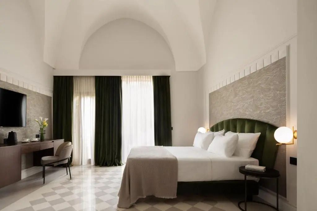 Modernes Deluxe Doppelzimmer mit elegantem Design und großen Fenstern.