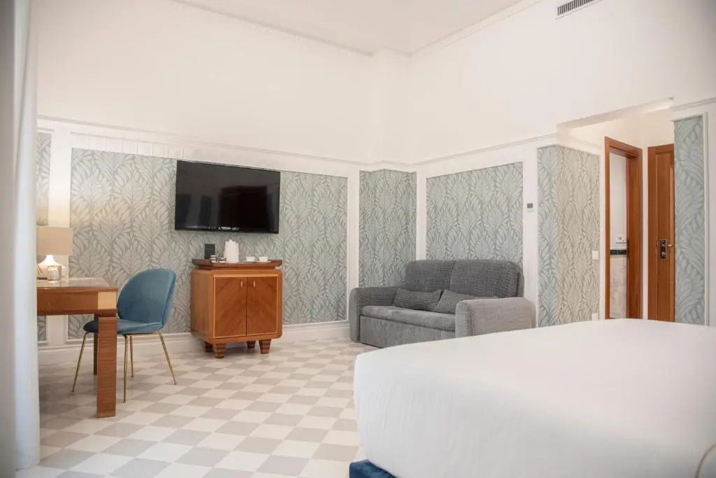 Gemütlicher Sitzbereich im Komfort Doppelzimmer mit Fernseher und Sessel