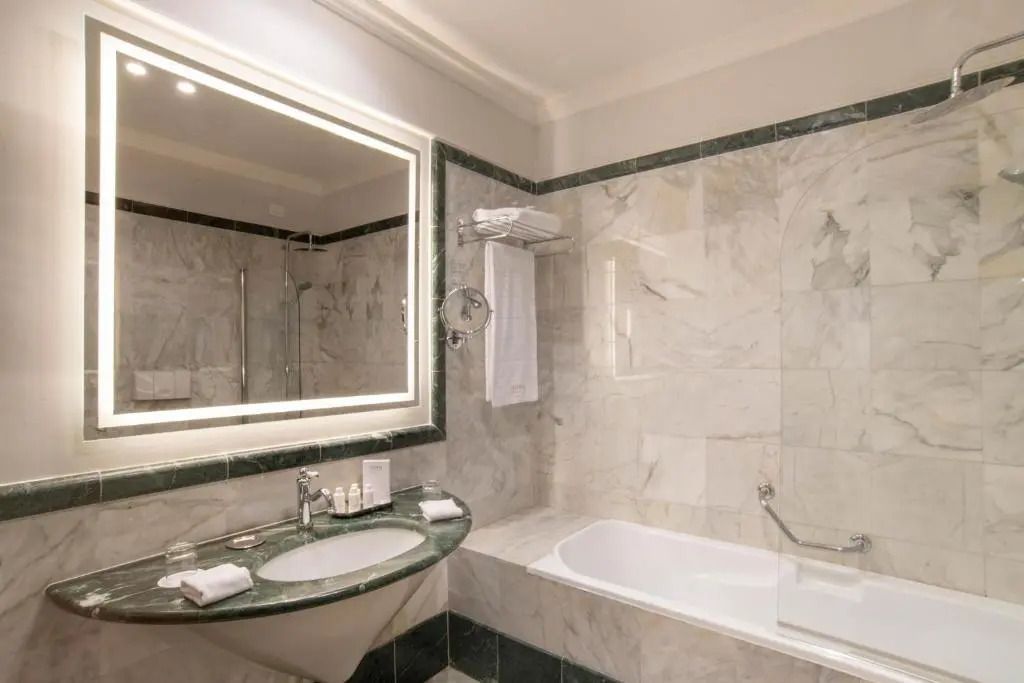 Marmorbadezimmer mit Badewanne und elegantem Waschbecken