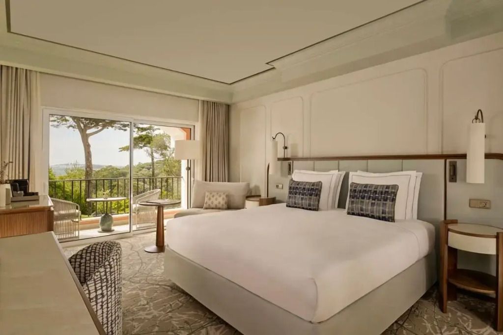 Deluxe Doppelzimmer mit großem Bett und Balkon mit Gartenblick