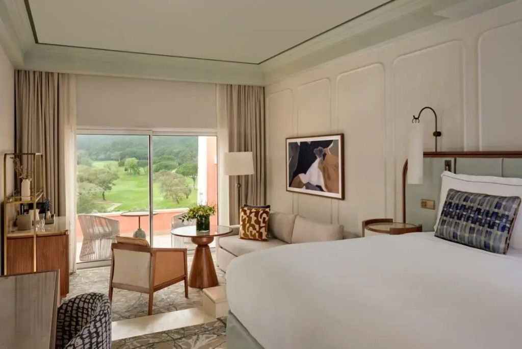 Elegante Doppel Junior-Suite mit Balkon und Blick auf die grüne Landschaft