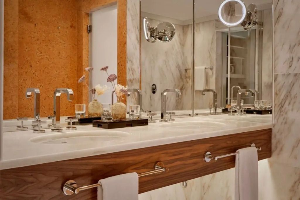 Luxuriöses Badezimmer mit Marmorwänden und stilvollen Armaturen