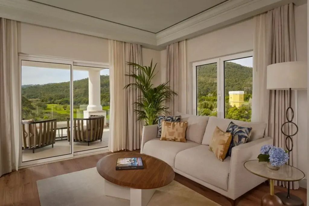 Wohnzimmer mit gemütlichem Sofa und großer Fensterfront