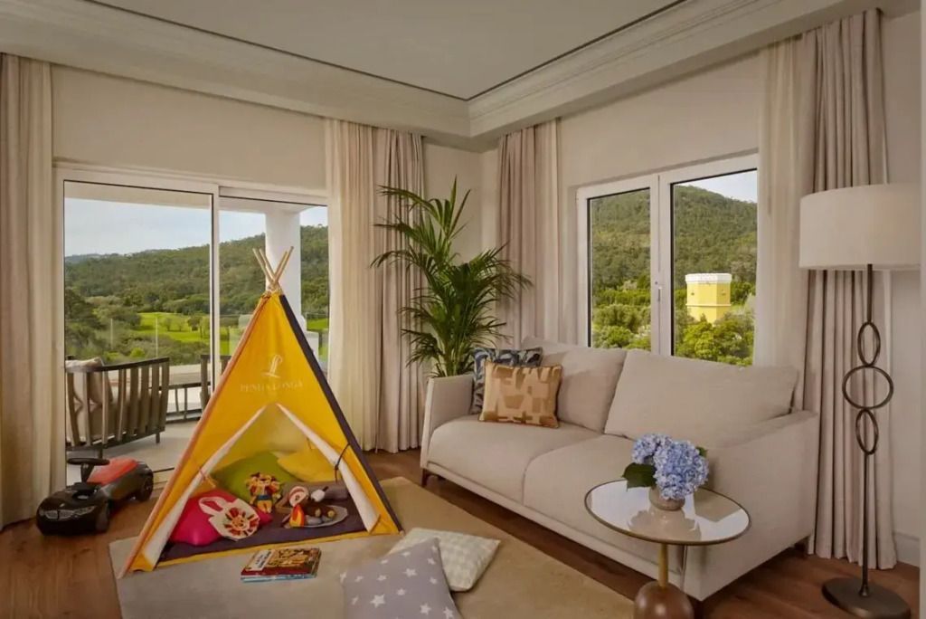 Wohnzimmer mit Spielzelt und Dekorationen vor Panoramaausblick