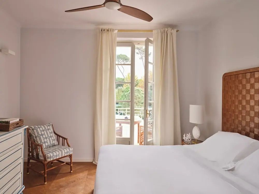 Deluxe Doppelzimmer mit Doppelbett, großem Fenster und stilvollen Möbeln