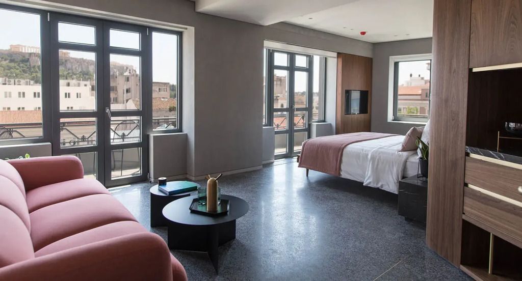 Modernes Doppelzimmer mit Stadtblick und eleganter Einrichtung