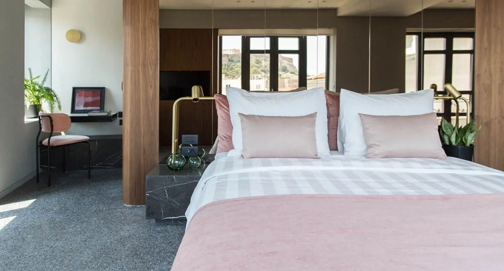 Hochwertiges Doppelbett in elegantem Schlafzimmer mit urbaner Aussicht