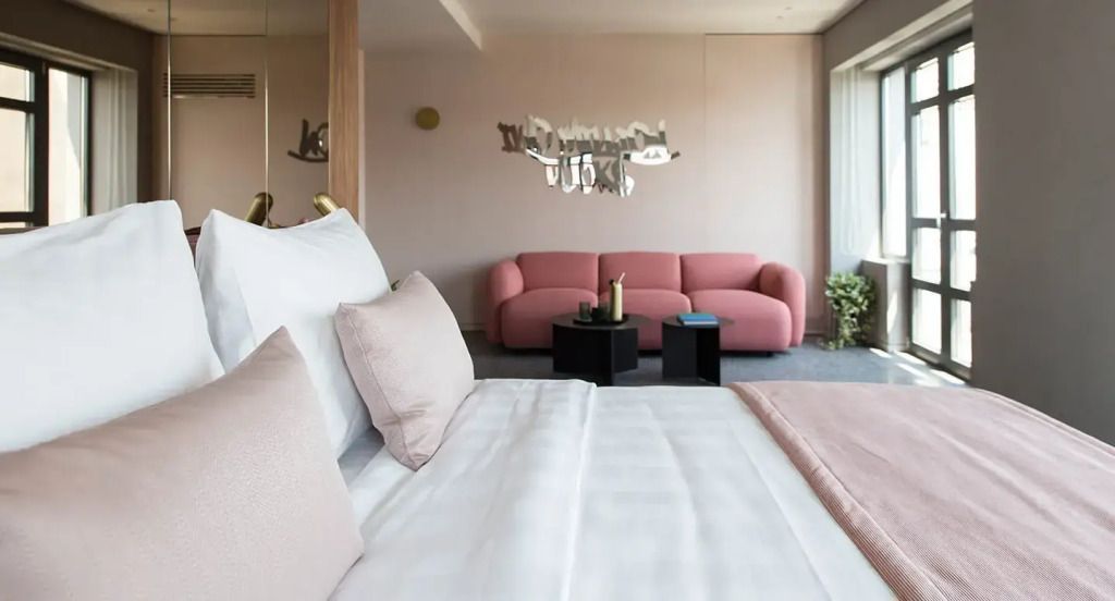 Gemütliche Suite mit edlen Stoffen und moderner Dekoration