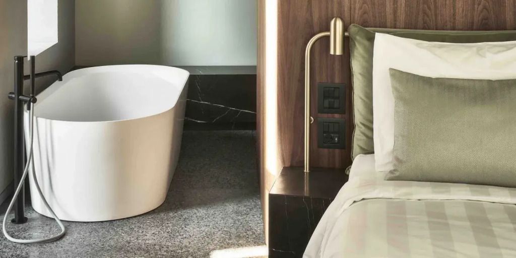 Elegantes Zimmerdetail mit freistehender Badewanne und Akzentbeleuchtung