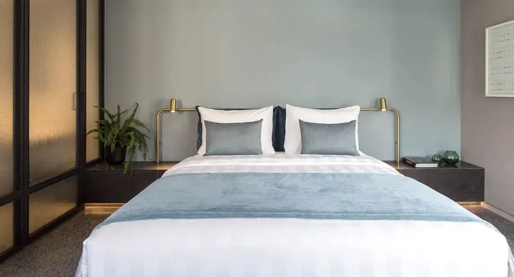 Doppelbett in der Junior-Suite mit stilvoller Beleuchtung und Pflanzenakzenten