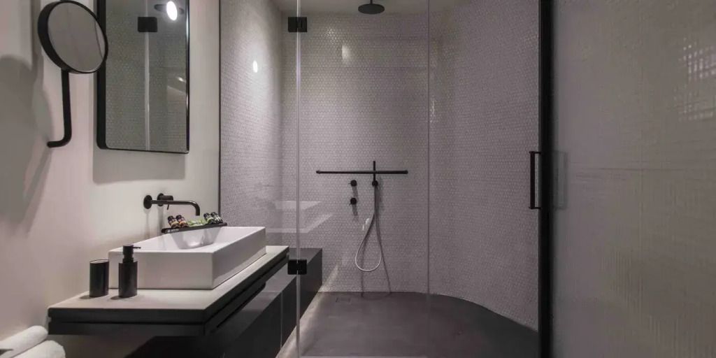 Geräumige Dusche mit modernen Armaturen in der Junior-Suite