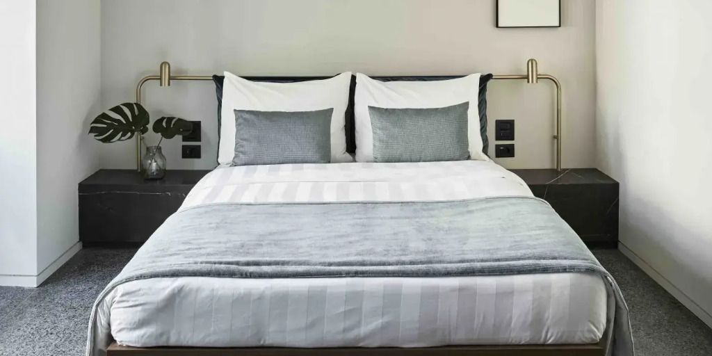 Komfortables Doppelbett mit eleganter Bettwäsche und Kissen im klassischen Zimmer