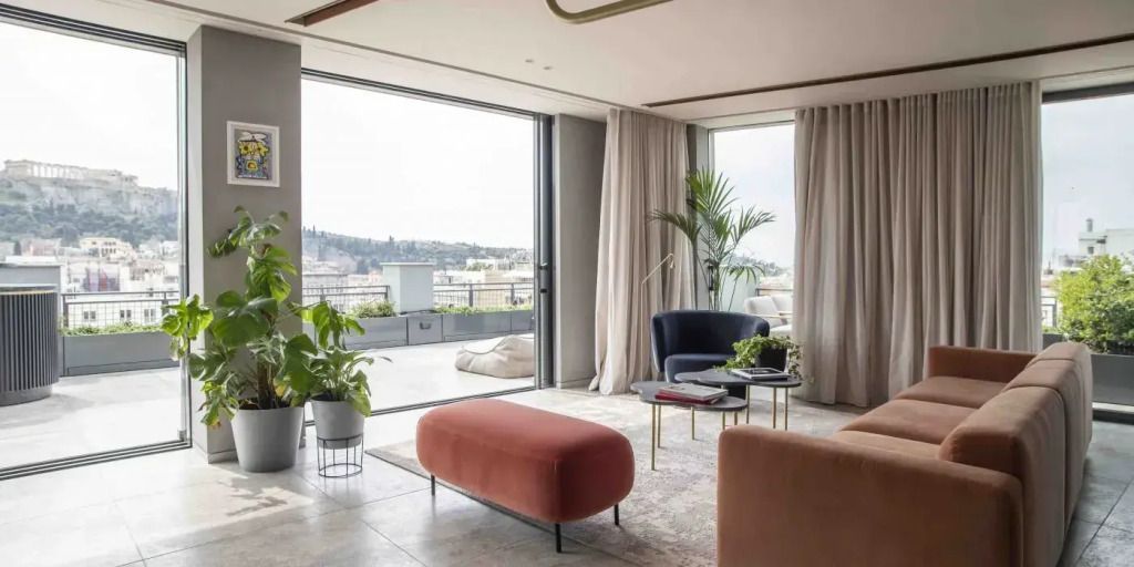 Wohnbereich mit Blick auf die Stadt und eleganter Einrichtung